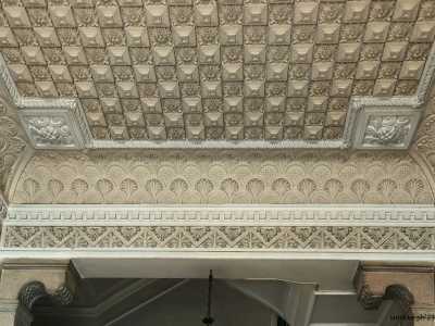 I due peducci delle colonne reggono un architrave dove ritroviamo la striscia con gigli (presente all�esterno), sovrastata da una modanatura a dentelli e una fascia curvata raffigurante delle palmette sovrapposte (foto di Michele Iannone)